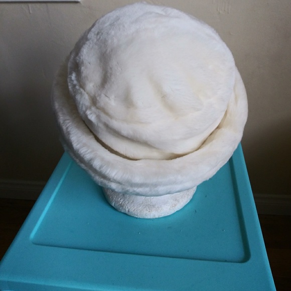 Woman's Hat - Picture 4 of 5